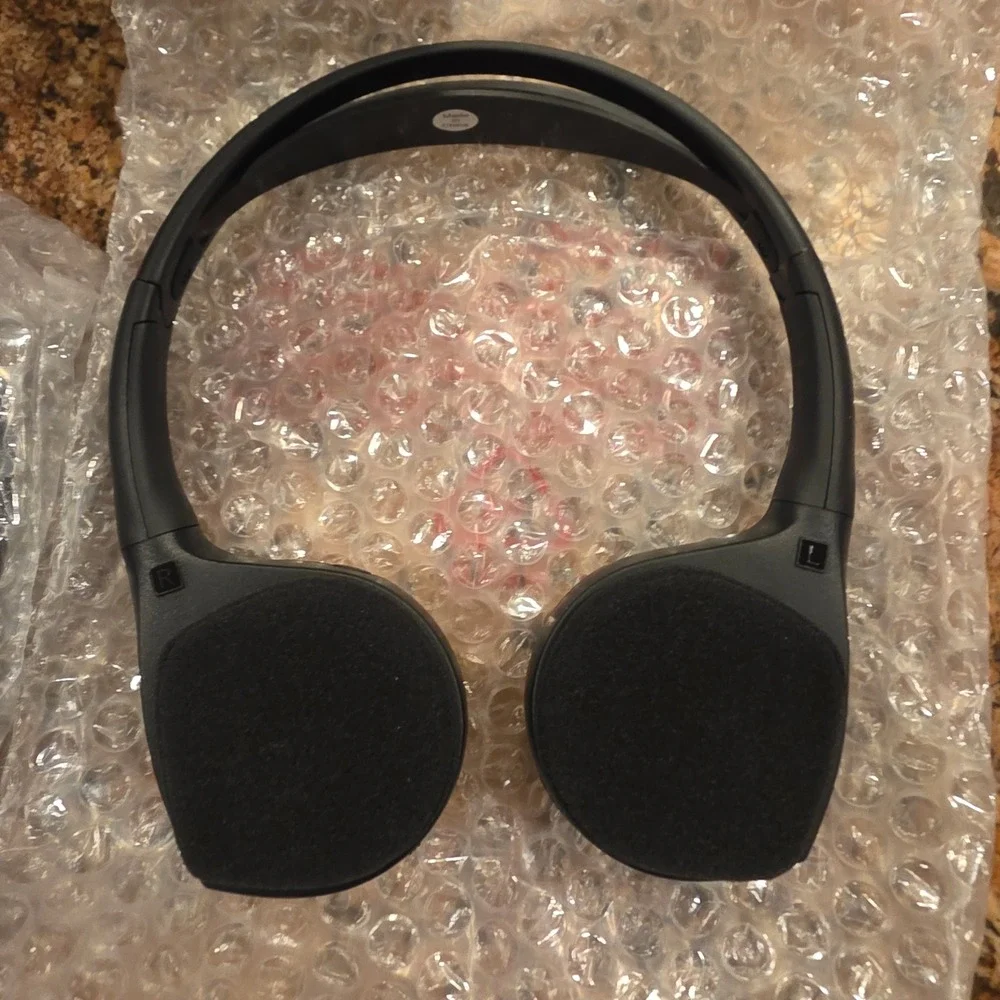 Uconnect Wireless IR Headphones and Remote Set for Chrysler Dodge Jeep VES Black